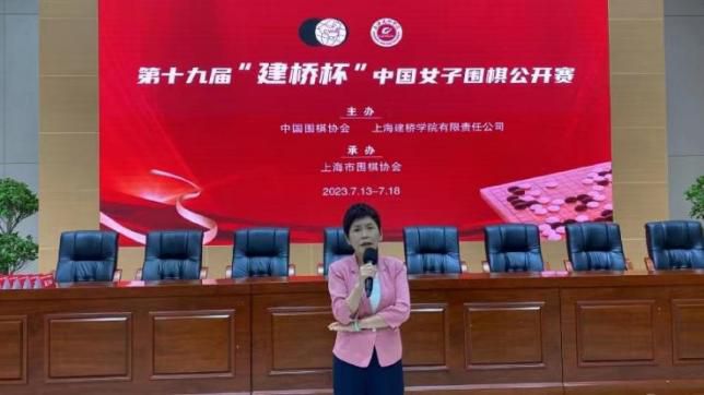盘扣中“一寸丝绸一寸心”的工艺和那些经典的电影角色异曲同工，通过不断的精雕细琢，展现出深厚的文化根基。