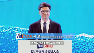 她在文中透露，在第四胎怀孕8个月时因脑部发现“巨大血栓”接受了紧急手术，这段经历让她深刻感受到生命的脆弱。